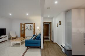Carcavelos Bright Modern Apartment by Homing