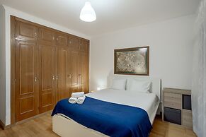Carcavelos Bright Modern Apartment by Homing