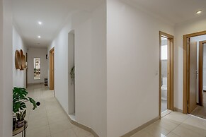 Carcavelos Bright Modern Apartment by Homing