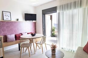 Red Bee Apartment Sea View