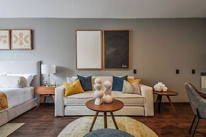 The Sterling Condesa