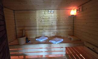 Large Holiday Home, Jacuzzi, Sauna, Salt Cave