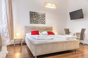 Bright 1BR Apt Perfect for Long Stays