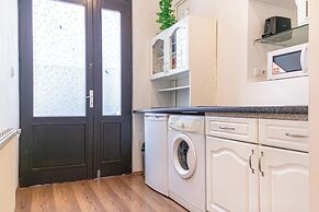 Bright 1BR Apt Perfect for Long Stays