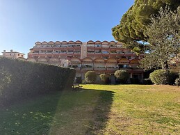 Apartment With Garden and Pool Access