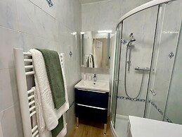 Apartment With Garden and Pool Access
