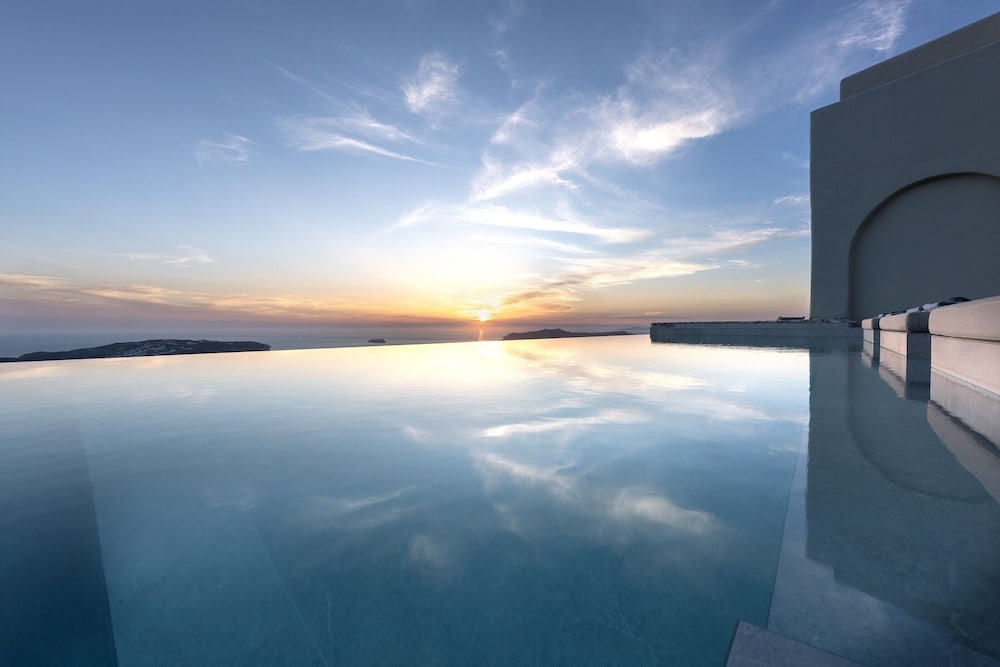 Villa - Sleeps 5 - Private Heated Pool-parking