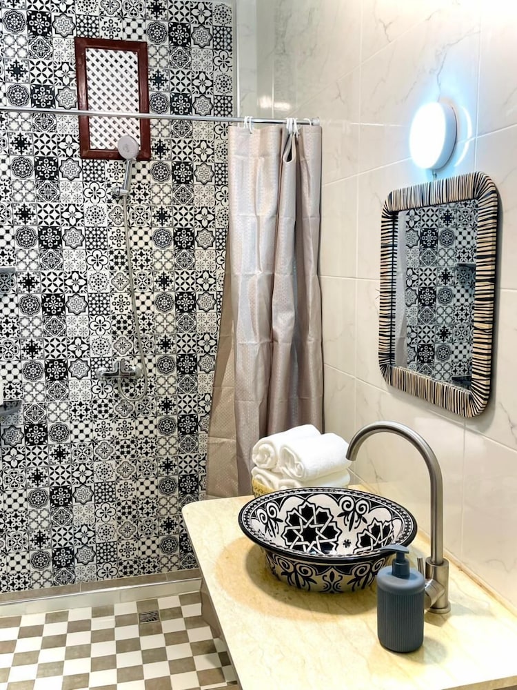 riad la joie
