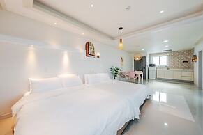Geoje Gonggan Pool Villa