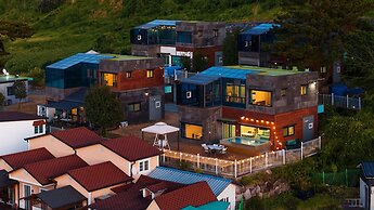Geoje Gonggan Pool Villa