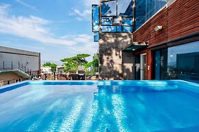 Geoje Gonggan Pool Villa