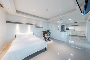 Geoje Gonggan Pool Villa