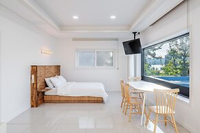 Geoje Gonggan Pool Villa