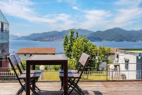 Geoje Gonggan Pool Villa