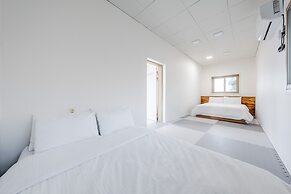 Geoje Gonggan Pool Villa