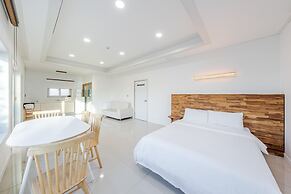 Geoje Gonggan Pool Villa