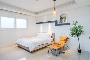 Geoje Gonggan Pool Villa