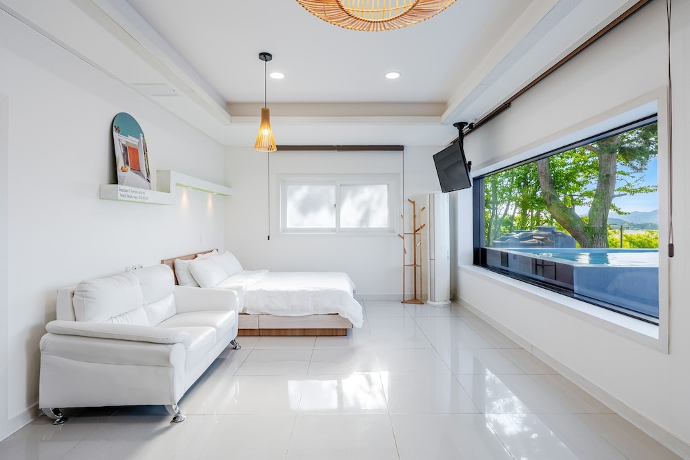 Geoje Gonggan Pool Villa