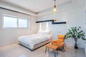 Geoje Gonggan Pool Villa