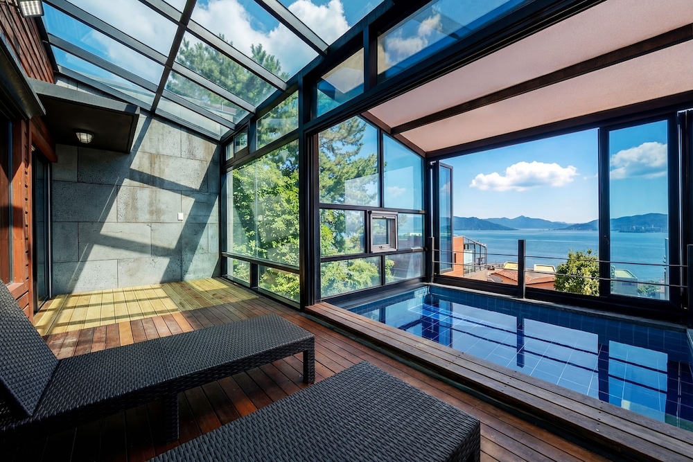 Geoje Gonggan Pool Villa