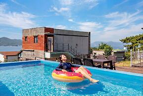 Geoje Gonggan Pool Villa