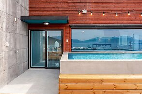 Geoje Gonggan Pool Villa