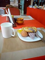 Becca Hotel Meru