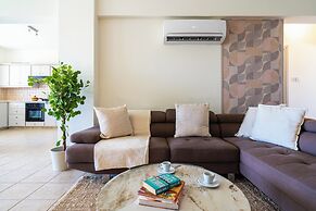 Yellow Canvas 2-BR & Balcony in Larnaca