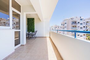 Yellow Canvas 2-BR & Balcony in Larnaca