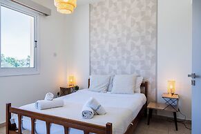 Yellow Canvas 2-BR & Balcony in Larnaca