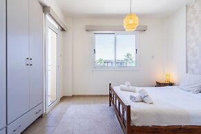 Yellow Canvas 2-BR & Balcony in Larnaca