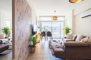Yellow Canvas 2-BR & Balcony in Larnaca