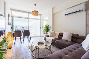 Yellow Canvas 2-BR & Balcony in Larnaca