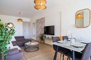 Yellow Canvas 2-BR & Balcony in Larnaca