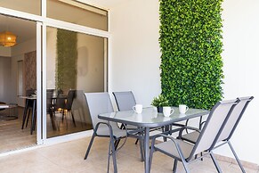 Yellow Canvas 2-BR & Balcony in Larnaca