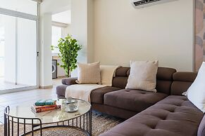 Yellow Canvas 2-BR & Balcony in Larnaca