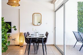 Yellow Canvas 2-BR & Balcony in Larnaca