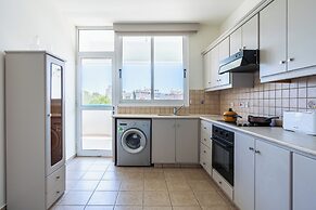 Yellow Canvas 2-BR & Balcony in Larnaca