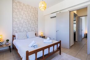 Yellow Canvas 2-BR & Balcony in Larnaca