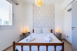 Yellow Canvas 2-BR & Balcony in Larnaca