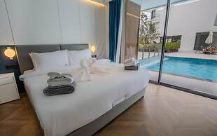 189/222 3BR Beachfront Luxe Pool Access