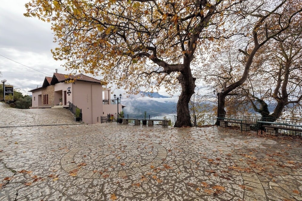 Lake Kremasta Hotel