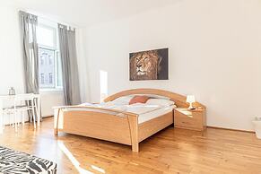 3BR Belvedere Bookable for Long Stays