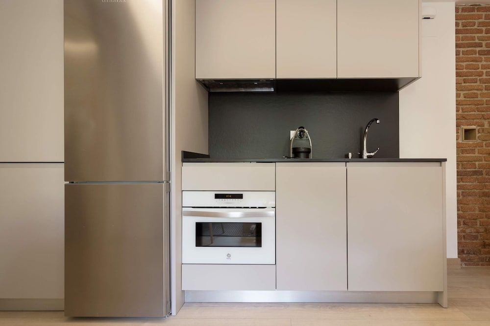Stylish 1-bd Apart in Bernab u Concha Espina II