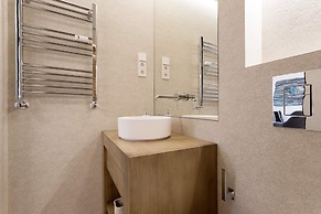 Stylish 1-bd Apart in Bernab u Concha Espina II