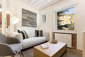 Stylish 1-bd Apart in Bernab u Concha Espina II