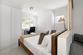Spacious One Bed Table Mountain Views