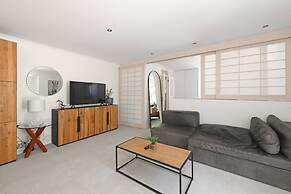Spacious One Bed Table Mountain Views