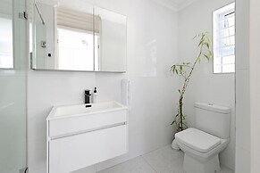 Spacious One Bed Table Mountain Views