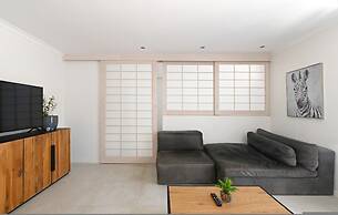 Spacious One Bed Table Mountain Views